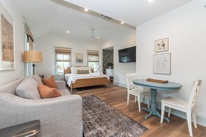 Iron/ironing board, free WiFi, bed sheets, wheelchair access - Spacious Boutique Suite / Historic Downtown (St. Augustine)