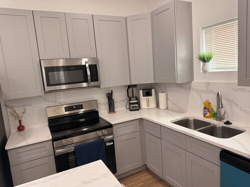 Adorable 3-bedroom apartment with AC in vibrant Houston