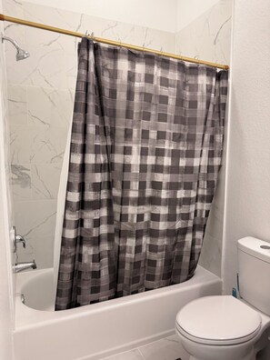 Secador de cabelo, toalhas de banho, papel higiênico 