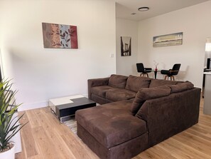 Living area - Adorable 3-bedroom apartment with AC in vibrant Houston (Houston)