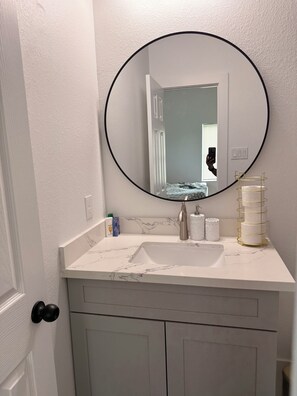 Sèche-cheveux, serviettes fournies, papier toilette