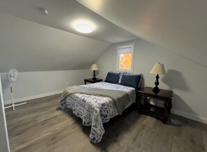 3 bedrooms, iron/ironing board, WiFi, bed sheets - Family-sized home, 3 minute drive to Dildo Brewery (New Harbour)