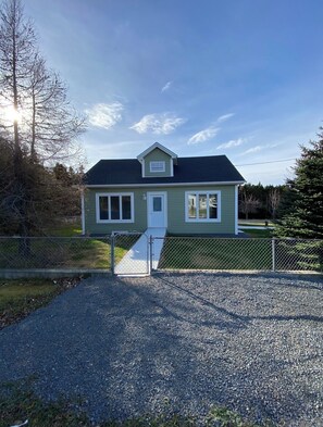 Exterior - Family-sized home, 3 minute drive to Dildo Brewery (New Harbour)