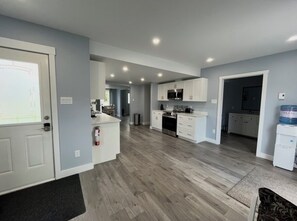 Private kitchen - Family-sized home, 3 minute drive to Dildo Brewery (New Harbour)