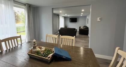 Family-sized home, 3 minute drive to Dildo Brewery