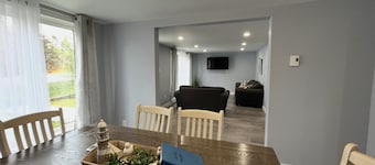 Family-sized home, 3 minute drive to Dildo Brewery