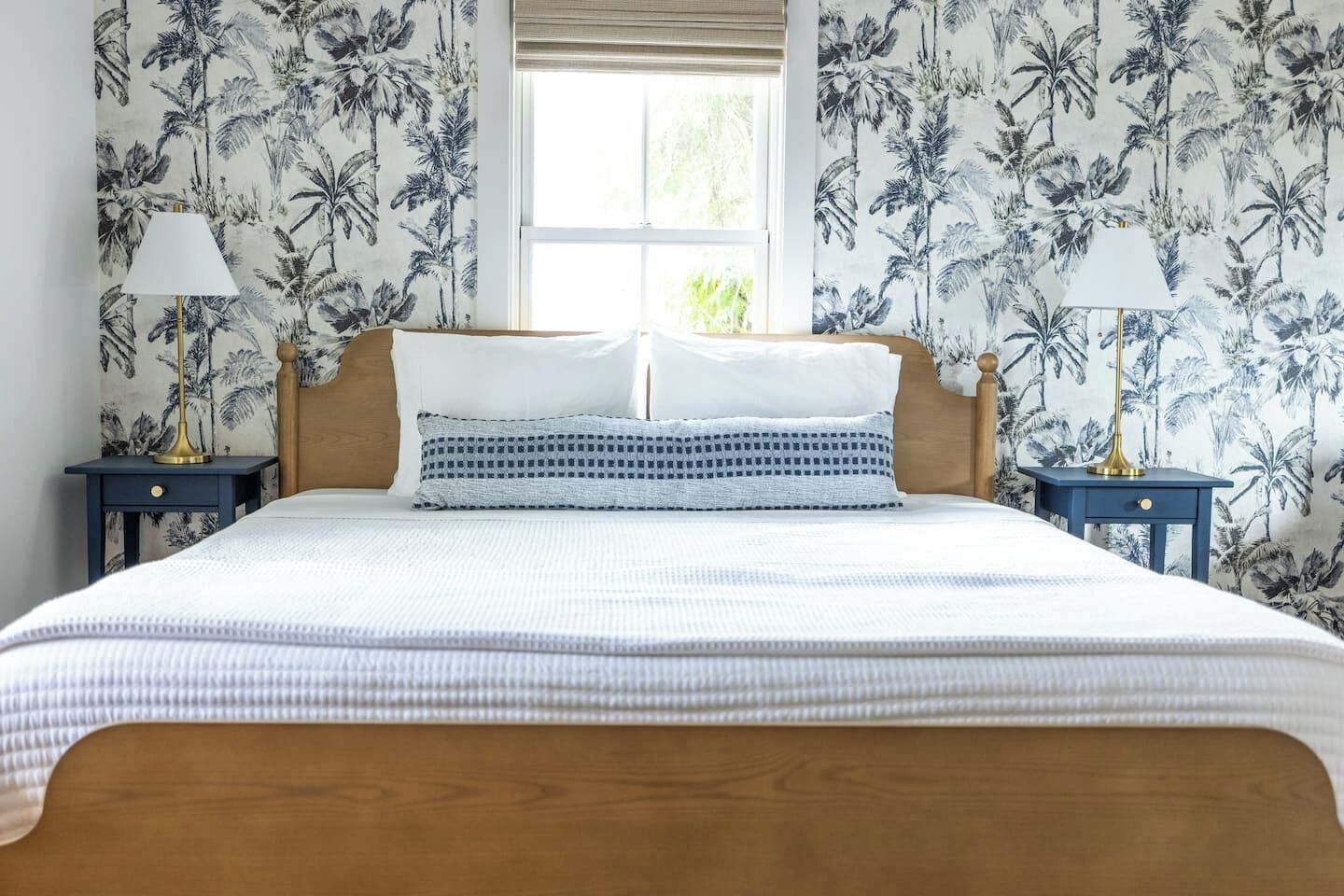 Tabla de planchar con plancha, wifi gratis y ropa de cama 