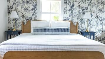 Tabla de planchar con plancha, wifi gratis y ropa de cama