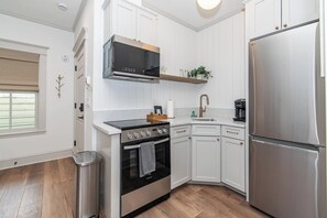 Fridge, microwave, oven, stovetop - Private Room/Boutique Inn/Kitchen/Bathtub (St. Augustine)