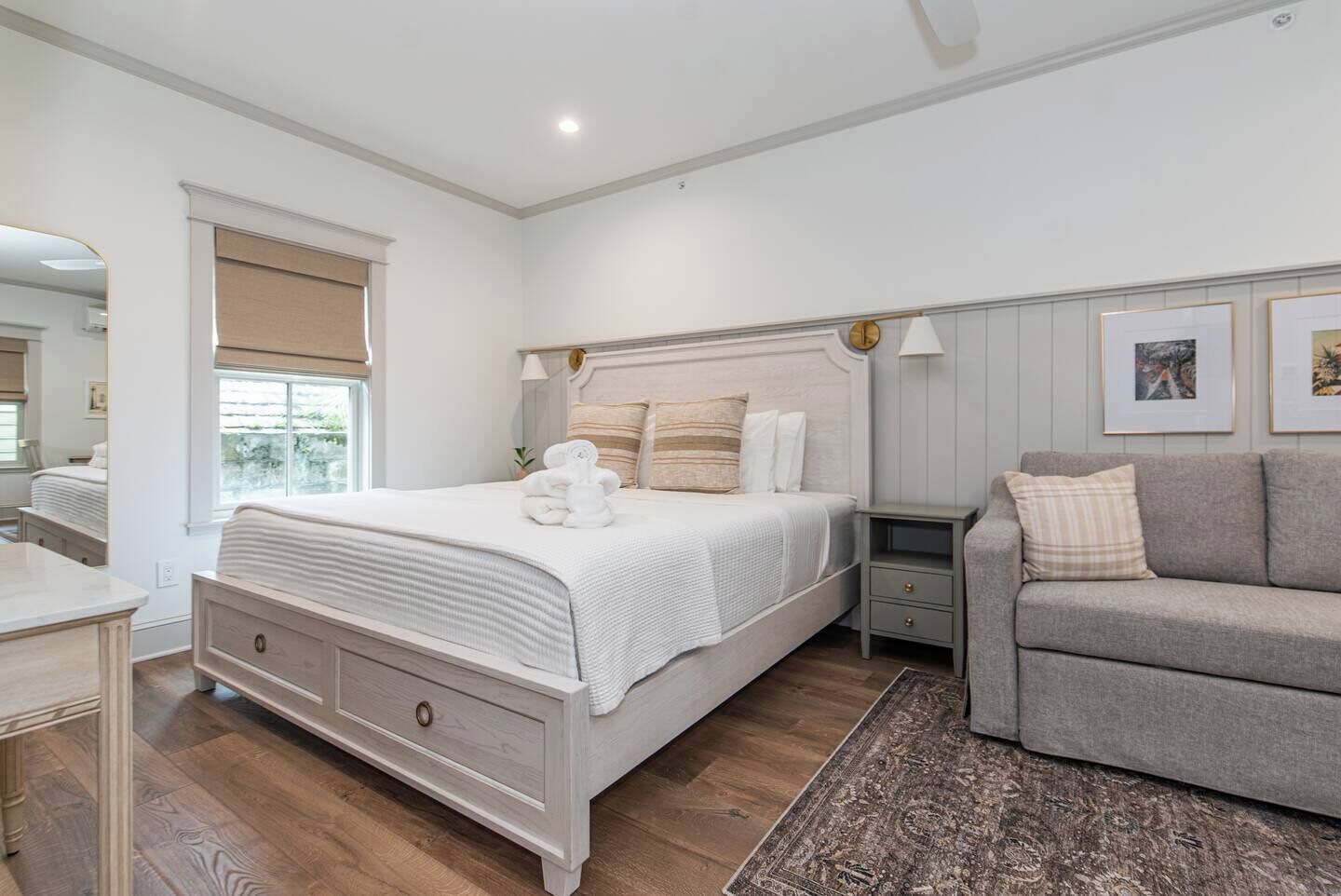 Tabla de planchar con plancha, wifi gratis y ropa de cama 