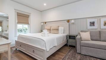 Tabla de planchar con plancha, wifi gratis y ropa de cama