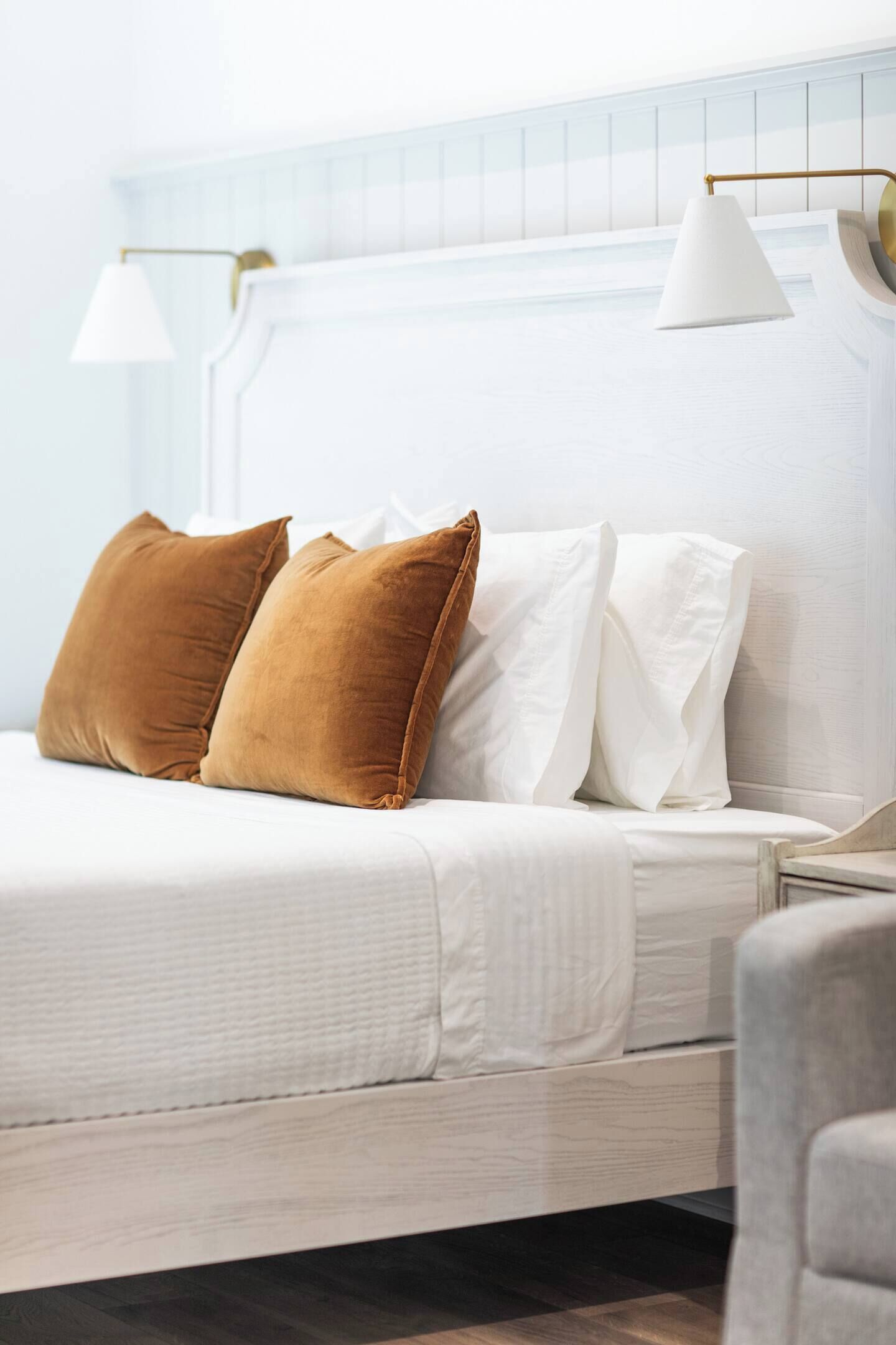 Tabla de planchar con plancha, wifi gratis y ropa de cama 