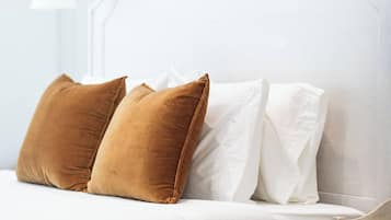 Tabla de planchar con plancha, wifi gratis y ropa de cama