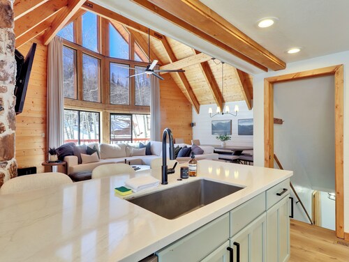Fall in Brian Head means golden aspens, crisp mountain air & quieter trails. This 5-bedroom retreat pairs outdoor adventure with a hot tub, fire pit, chef’s kitchen, game room and restorative spaces for families, friends and multi-generational stay.
