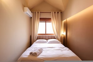 办公桌、熨斗/熨衣板、旅行婴儿床、免费 WiFi