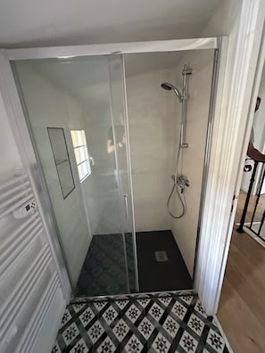 Hair dryer, towels, soap, toilet paper - Splendid contemporary villa amidst vineyards on the outskirts of Bordeaux (saint louis de montferrand)