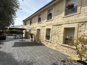 Outdoor dining - Splendid contemporary villa amidst vineyards on the outskirts of Bordeaux (saint louis de montferrand)
