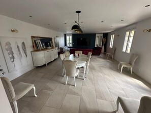Interior - Splendid contemporary villa amidst vineyards on the outskirts of Bordeaux (saint louis de montferrand)