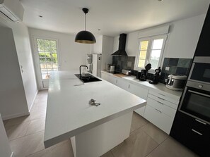 Fridge, microwave, oven, stovetop - Splendid contemporary villa amidst vineyards on the outskirts of Bordeaux (saint louis de montferrand)