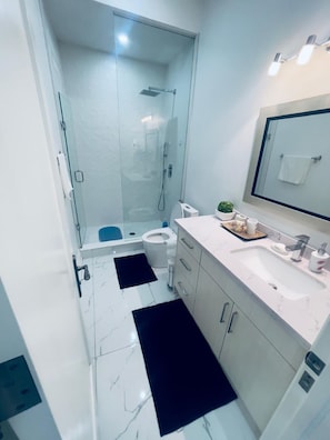 Secador de pelo, bidet, toallas, jabón