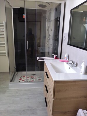 Shower, hair dryer, soap, toilet paper - Vrbo Property (MAYRAC)