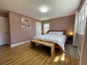 3 bedrooms, iron/ironing board, WiFi, bed sheets - Cozy 3-Bedroom House Near Dunes and Trails (Chesterton)
