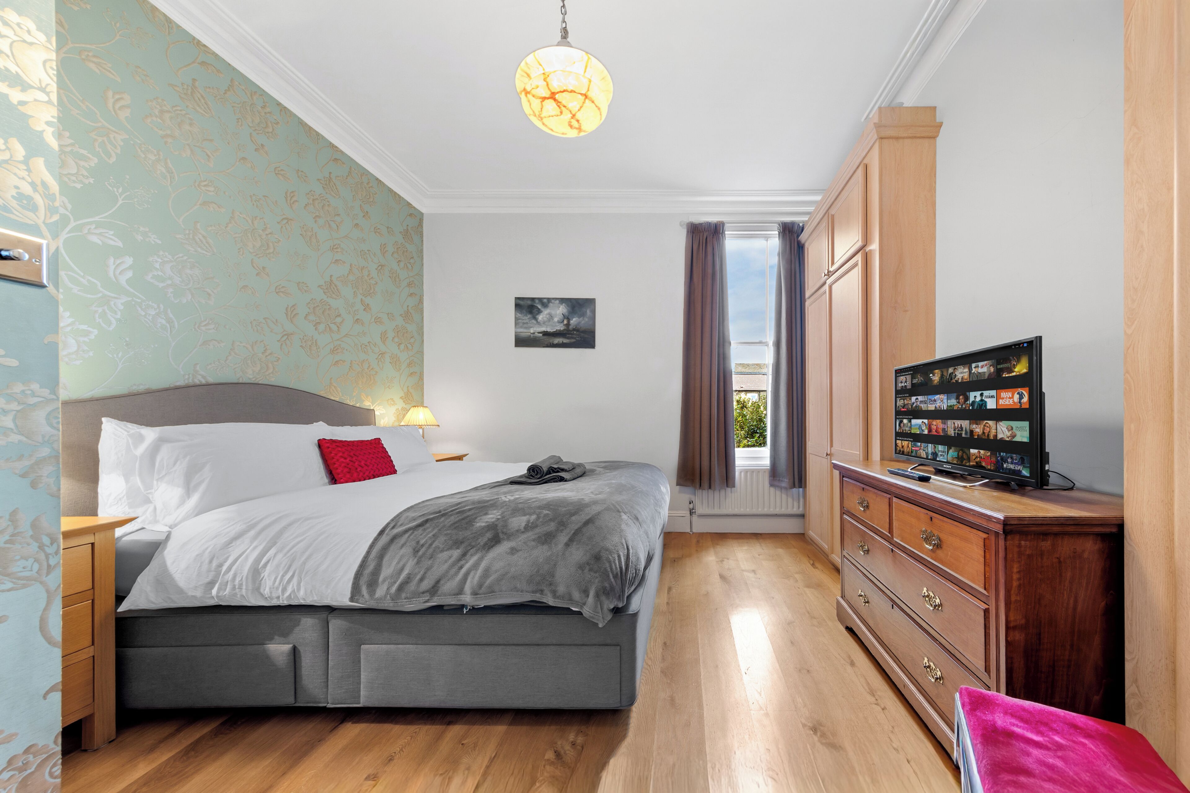 Iron/ironing board, WiFi, bed sheets