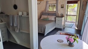 1 bedroom, WiFi, bed sheets - New Enchanting Retreat near Acadia National Park (Blue Hill)