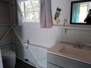Shower, hair dryer, towels, soap - New Enchanting Retreat near Acadia National Park (Blue Hill)