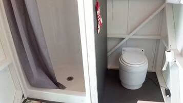 Douche, sèche-cheveux, serviettes fournies, savon