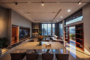 Ein modernes Interieur mit Essbereich, Sitzgelegenheiten und Blick ins Freie.