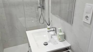 Ducha, toallas, jabón y papel higiénico