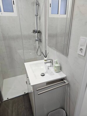 Shower, towels, soap, toilet paper - Vrbo Property (Málaga)