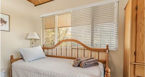 4 bedrooms, iron/ironing board, WiFi, bed sheets - Hot Tub, Near Bear Mt, Lake Views, Dog Yard, AC (Big Bear Lake)