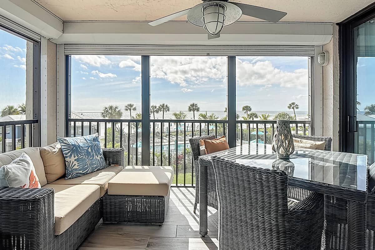 Condo (2 Bedrooms) | Front of property