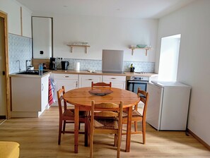 Fridge, oven, stovetop, dishwasher - Country apartment close to the Dolce Via and hiking trails (Saint-Agrève)