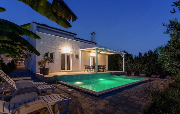 A house with a swimming pool, outdoor seating, and a covered patio area. - House in city center of Rovinj (Rovinj)