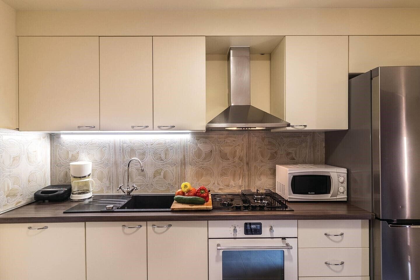 Kühlschrank, Mikrowelle, Ofen, Geschirrspüler