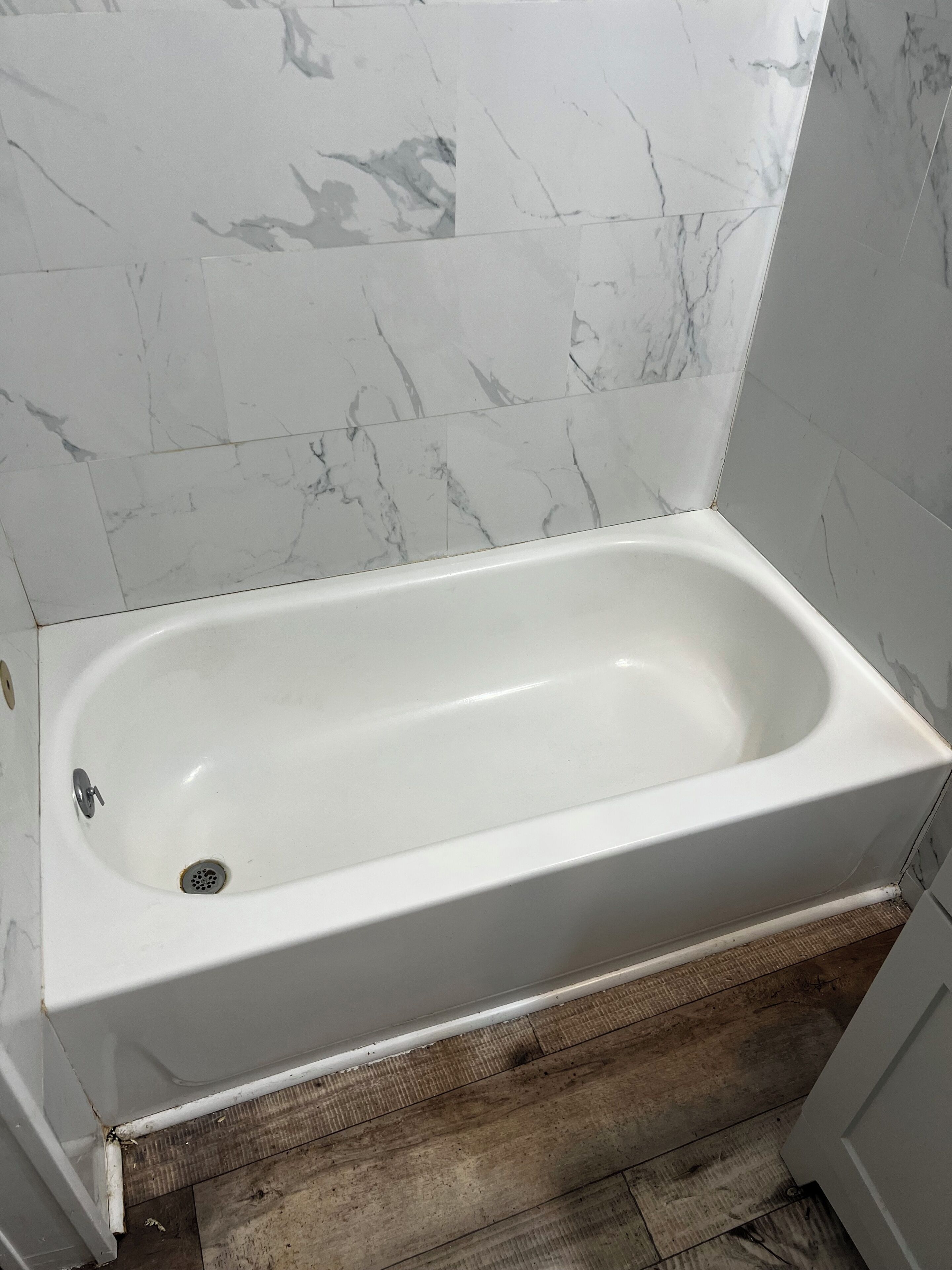Douche, serviettes fournies, savon, papier toilette