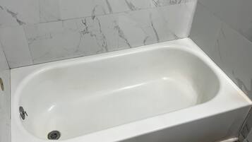 Douche, serviettes fournies, savon, papier toilette
