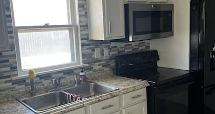 Cozy 2-bedroom house with AC in charming Plainview