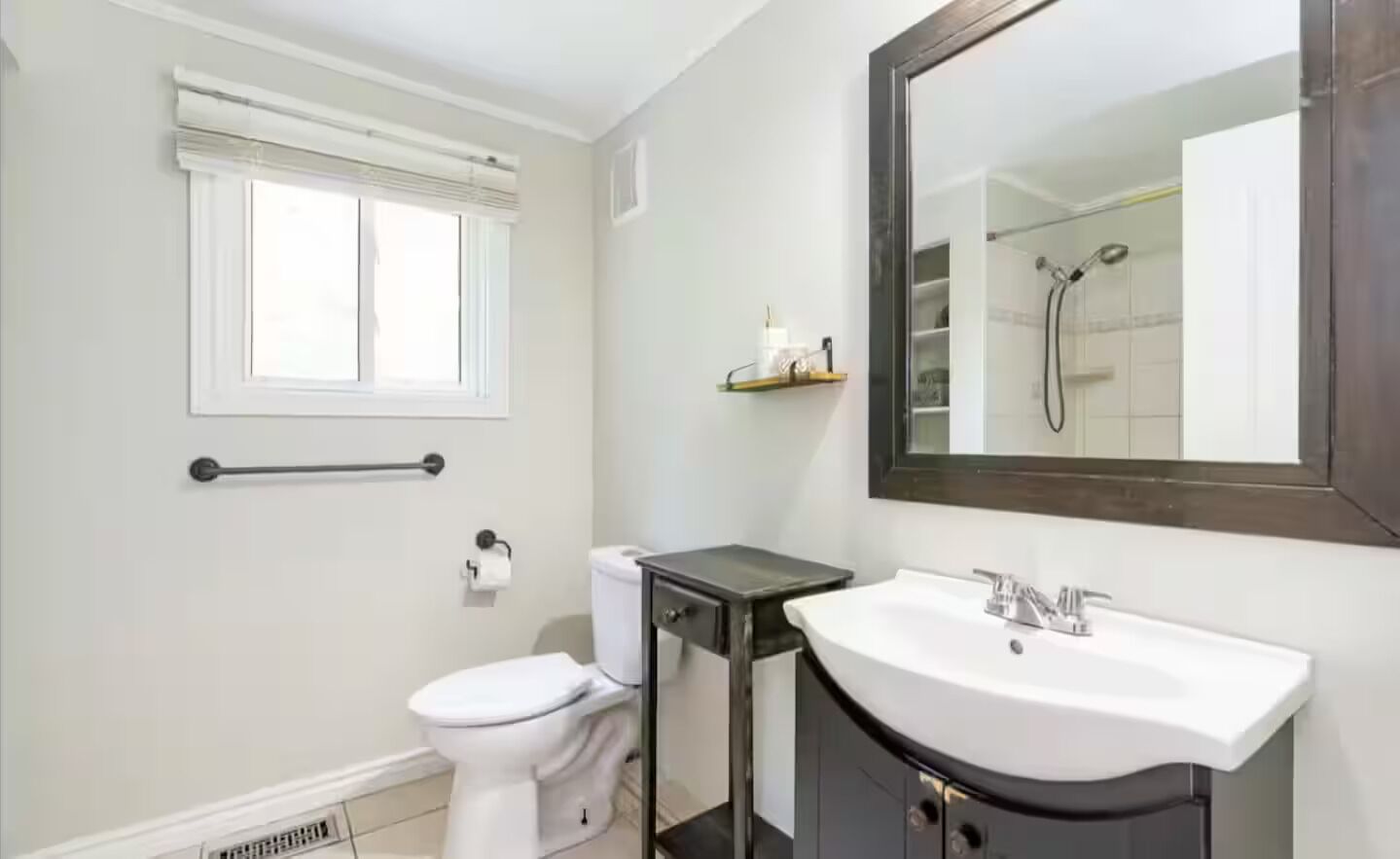 Regadera, toallas, papel de baño 