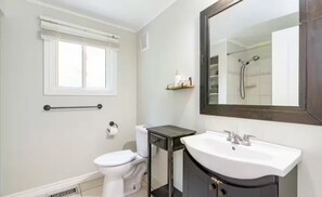 Douche, serviettes fournies, papier toilette