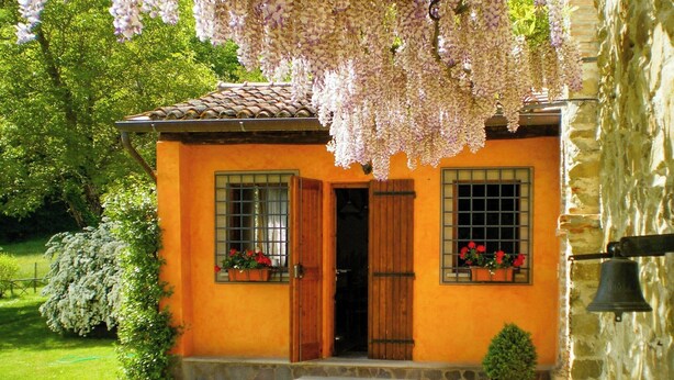 A house with a tiled roof, a wooden door, and a window with a metal grid. - Farmhouse with pool 3 km from Sansepolcro (Sansepolcro)