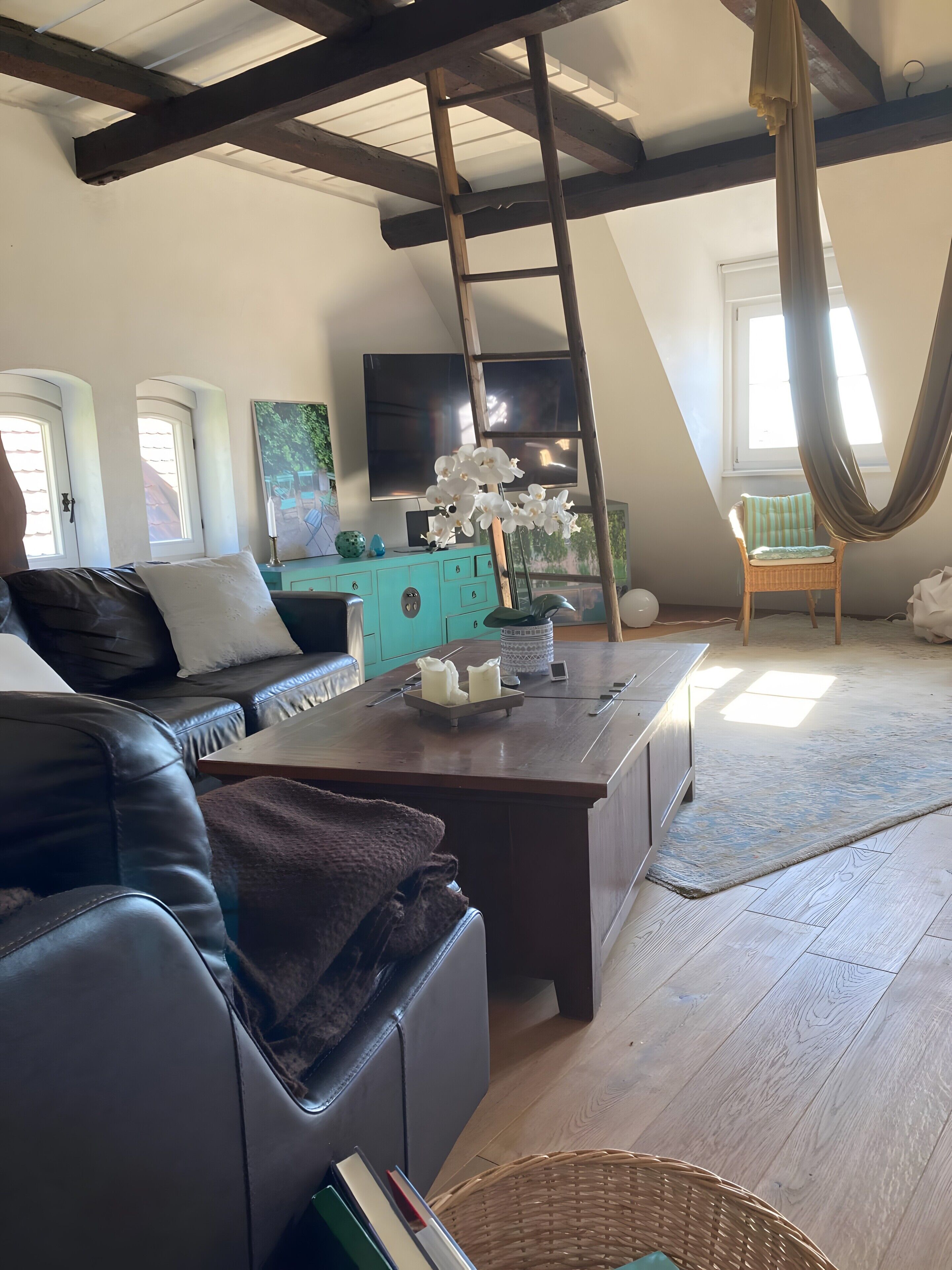 Fernseher, Kamin, Stereoanlage