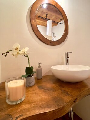 Bathroom - Apartment 'Ca La Crish' with Mountain View, Shared Terrace and Wi-Fi (Horta de Sant Joan)