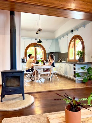 Dining - Apartment 'Ca La Crish' with Mountain View, Shared Terrace and Wi-Fi (Horta de Sant Joan)