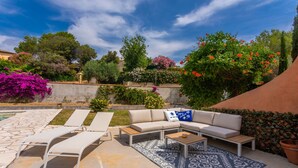 A patio with a sofa, lounge chairs, and a patterned rug. - Modern holiday home with Wi-Fi, mountain view, air conditioning – Côte d’Azur, 4 guests (Roquebrune-sur-Argens)