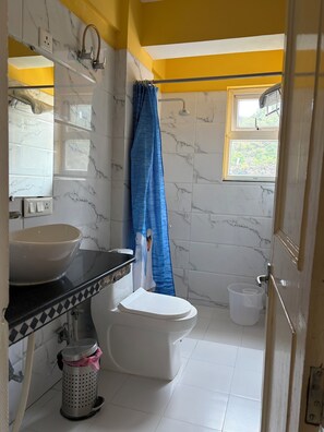 Chambre Deluxe double ou avec lits jumeaux, balcon, vue sur la montagne | Salle de bain | Douche, serviettes fournies, savon, shampooing