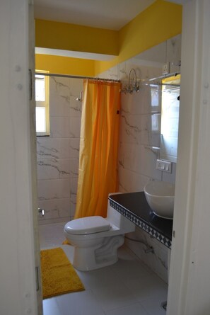 Deluxe kamer, 1 twee- of 2 eenpersoonsbedden, balkon, uitzicht op bergen | Badkamer | Een douche, handdoeken, zeep, shampoo
